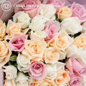 Букет из 51 розы 40 см нежный микс (Россия) в розовой пленке