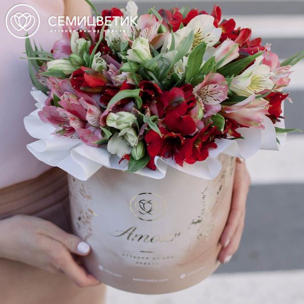 Букет в бежевой шляпной коробке Amour Mini из 25 альстромерий микс