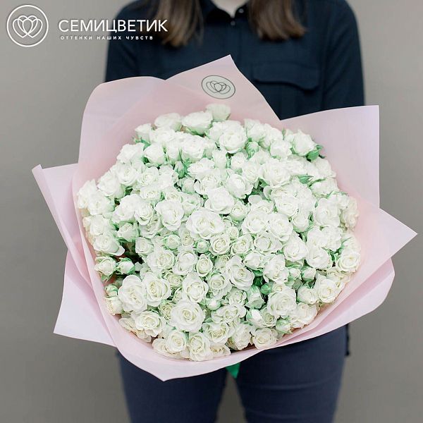 51 белая кустовая роза Snowflake 40 см (Кения) в дизайнерской упаковке ZL