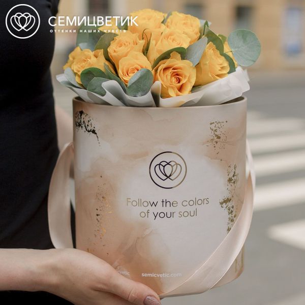 Букет в бежевой шляпной коробке Amour Mini из 21 желтой розы (Кения) с эвкалиптом