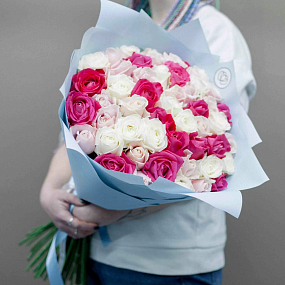 Букет из 51 белой, малиновой и нежно-розовой розы 70 см (Россия) в голубой пленке