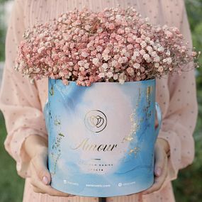 Букет в голубой шляпной коробке Amour Mini из 9 персиковых гипсофил