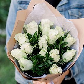 Букет из 15 белых роз 40 см (Кения) с фисташкой