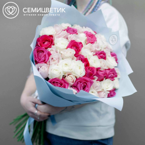 Букет из 51 белой, малиновой и нежно-розовой розы 70 см (Россия) в голубой пленке