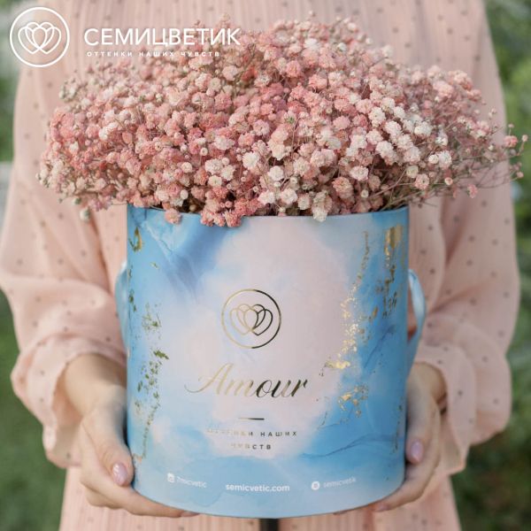 Букет в голубой шляпной коробке Amour Mini из 9 персиковых гипсофил