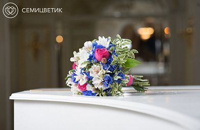 Свадебный букет из пионовидной розы, васильков и альстромерии