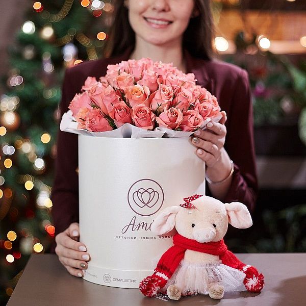 Букет в белой шляпной коробке Amour из 45 розовых роз (Кения) Premium