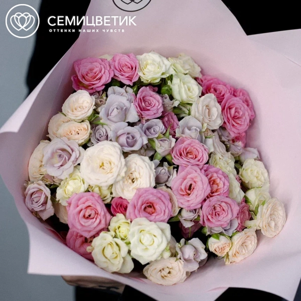 Букет из 25 белых, розовых и сиреневых кустовых роз 40 см (Кения) в розовой пленке