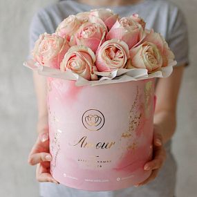 Букет в розовой шляпной коробке Amour Mini из 17 пионовидных роз Swan Grace