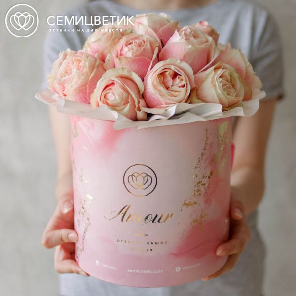 Букет в розовой шляпной коробке Amour Mini из 17 пионовидных роз Swan Grace