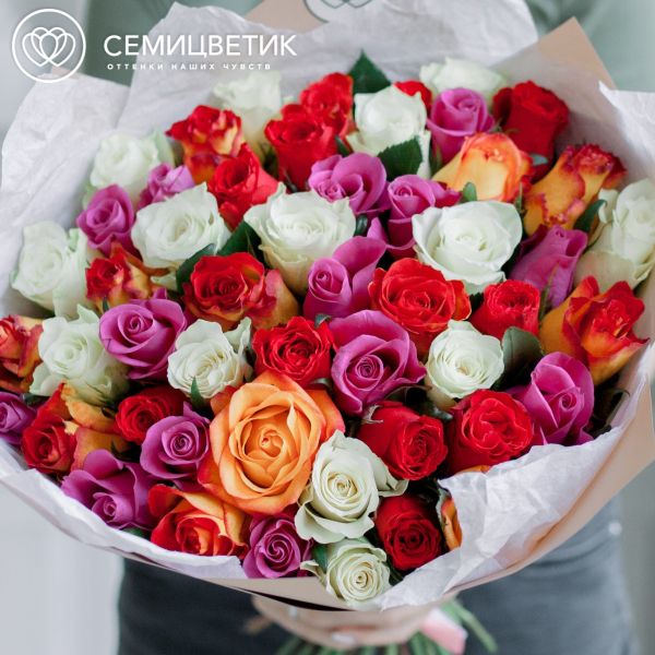 Букет из 51 розы 40 см микс (Кения) в белой пленке