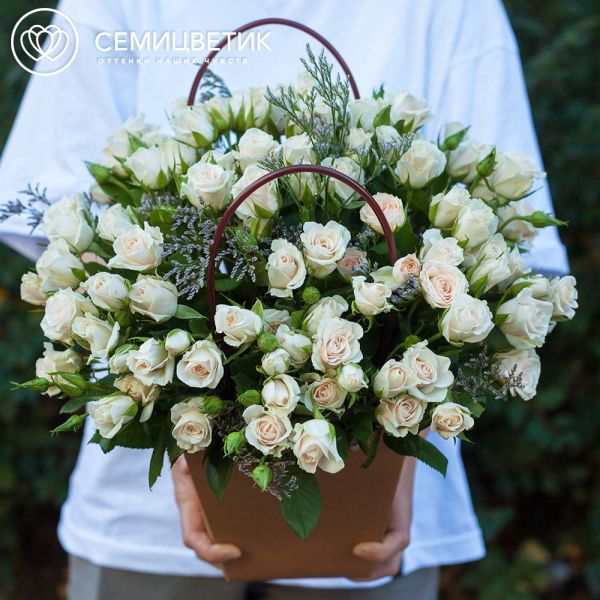 Композиция из 21 кремовой кустовой розы с лимониумом в сумочке
