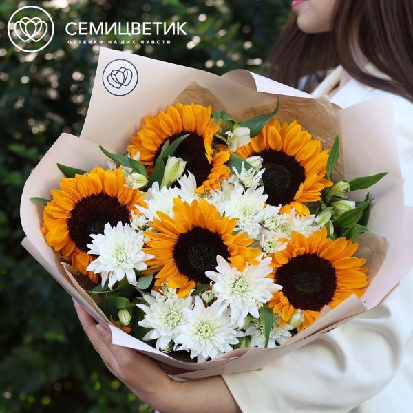 Букет из подсолнухов, альстромерии и кустовой хризантемы