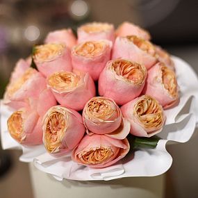 Букет в белой шляпной коробке Amour Mini из 25 пионовидных роз Vuvuzela