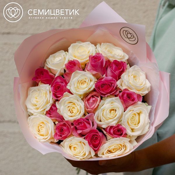 Букет из 25 розовой и белой розы 60 см (Россия)