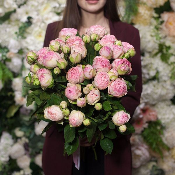 Букет из 25 нежно-розовых пионовидных роз Bridal Piano 40 см