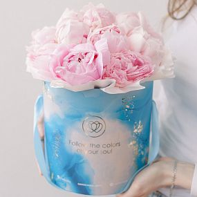 Букет в голубой шляпной коробке Amour Mini из 15 розовых пионов Premium