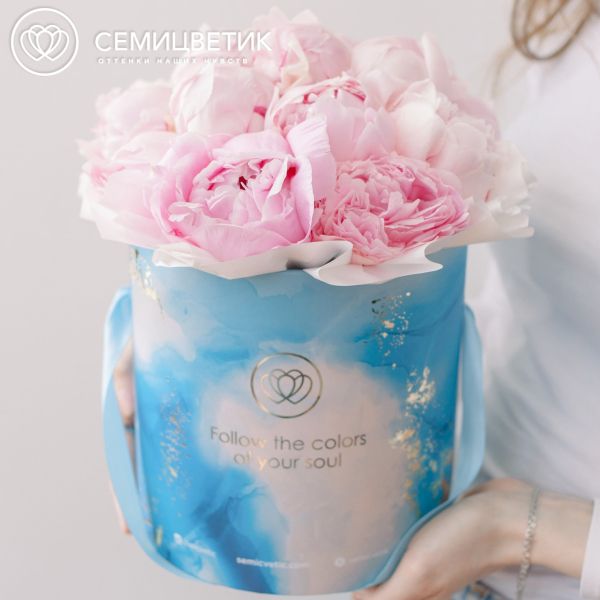 Букет в голубой шляпной коробке Amour Mini из 15 розовых пионов Premium