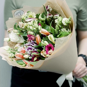 Букет из 5 лизиантусов и 10 альстромерий микс в кремовой пленке