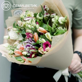 Букет из 5 лизиантусов и 10 альстромерий микс в кремовой пленке