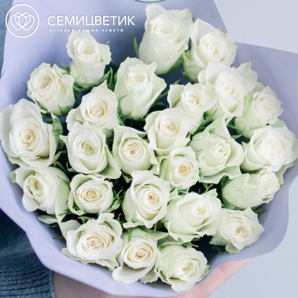 Букет из 25 белых роз 40 см (Кения) в сиреневой упаковке