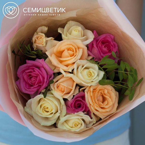 Букет из 11 роз 35-40 см нежный микс (Россия) с фисташкой