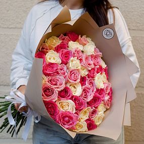 Букет из 51 розовой, нежно-розовой и белой розы 60 см (Россия)