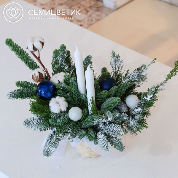 Новгодняя композиция со свечами в синих тонах