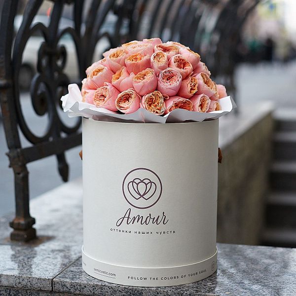 Букет в белой шляпной коробке Amour из 35 пионовидных роз Vuvuzela