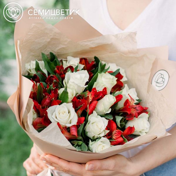 Букет из 15 белых роз 30 см (Кения) и 7 красных альстромерий