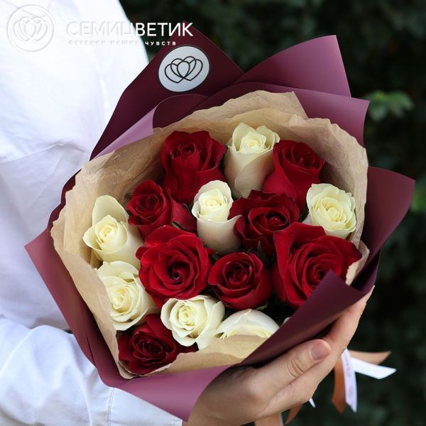 Букет из 15 красной и белой розы 40 см (Кения)