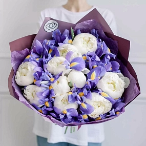Букет из 10 белых пионов Premium и 15 синих ирисов в сиреневой пленке