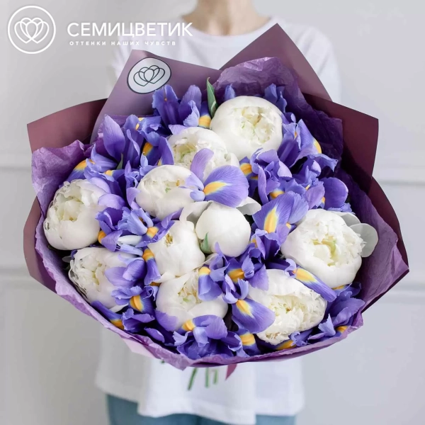 Букет из 10 белых пионов Premium и 15 синих ирисов в сиреневой пленке
