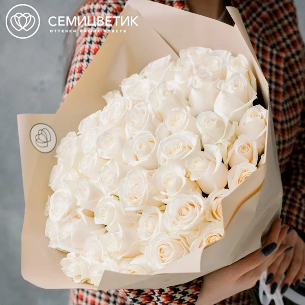 Букет из 51 белой розы Vendela 40 см (Эквадор) в кремовой пленке