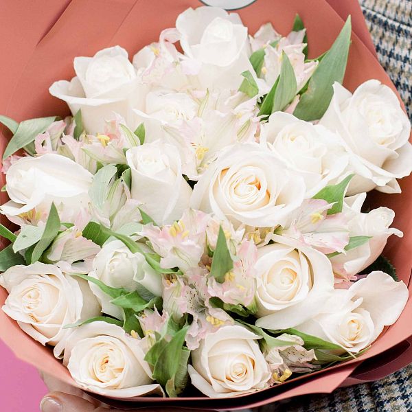 Букет из 15 белых роз (Эквадор) 50 см Vendela и 10 розовых альстромерий в розовой пленке