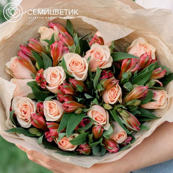 Букет из 15 персиковых роз 40 см (Кения) и 7 красных альстромерий