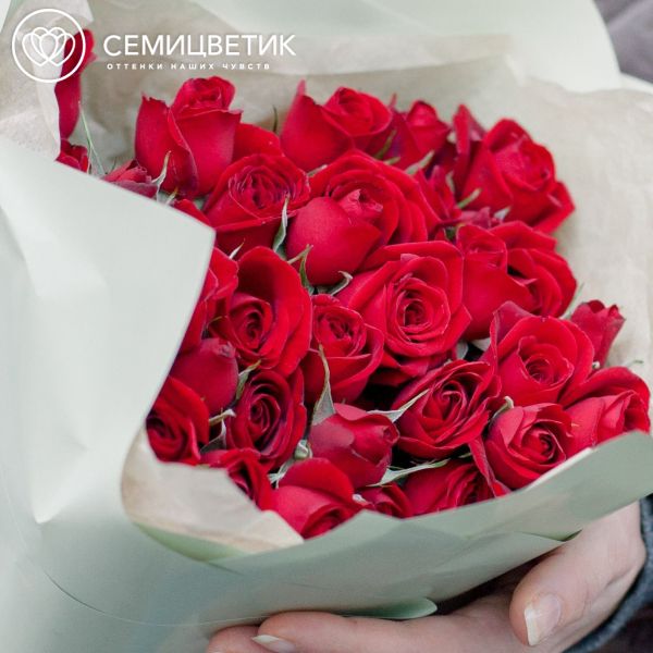 Букет из 11 красных кустовых роз 40 см (Эквадор)