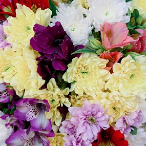 Букет из 15 кустовых хризантем и 10 альстромерий микс в сиреневой пленке