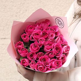 Букет из 25 розовых роз 40 см (Кения) в розовой пленке