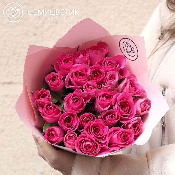 Букет из 25 розовых роз 40 см (Кения) в розовой пленке
