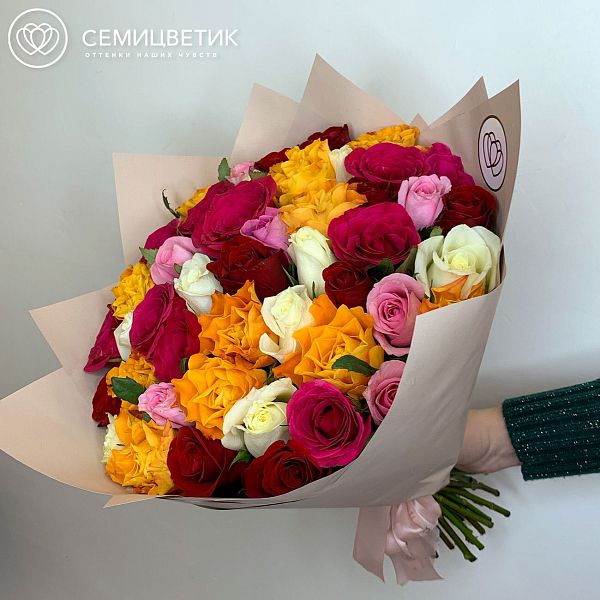Букет из 51 розы 35-40 см микс (Кения) в кремовой пленке