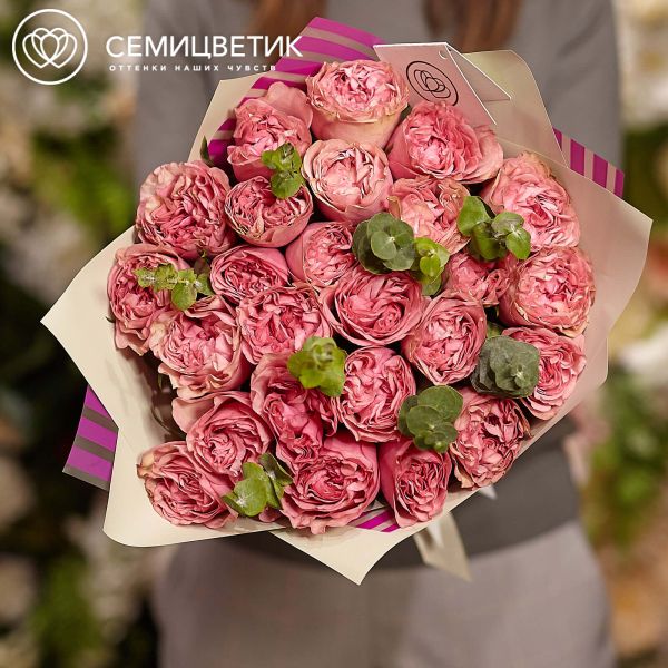 Букет из 25 розовых пионовидных роз Love Me Tender 40 см с эвкалиптом