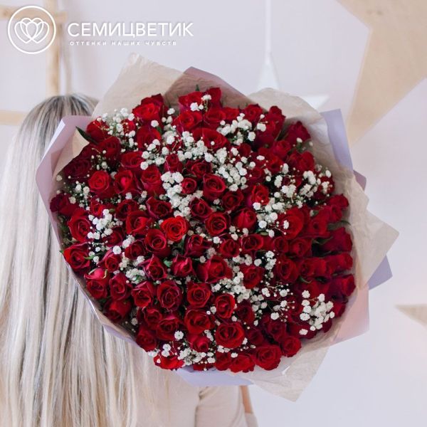 Букет из 101 красной розы 40 см (Кения) с белой гипсофилой в сиреневой пленке