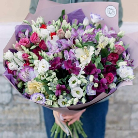 Букет из 15 лизиантусов и 10 альстромерий микс в сиреневой пленке