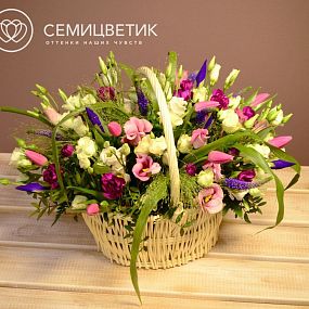 Композиция из тюльпанов, лизиантуса и ирисов в корзине