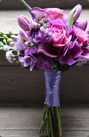 Свадебный букет из роз, фрезии и тюльпанов