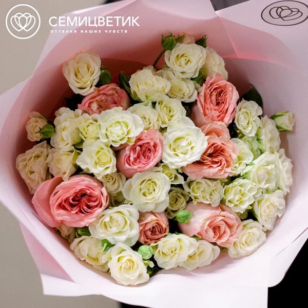 Букет из 7 кораллово-розовых пионовидных роз Wild Love и 10 белых кустовых роз