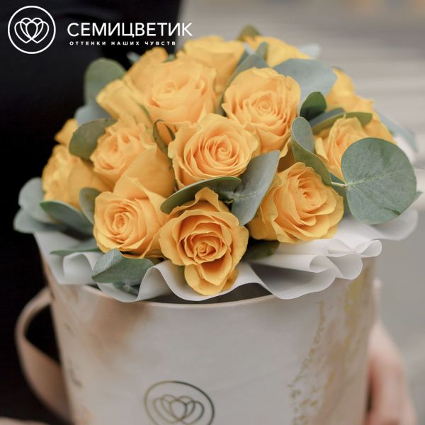 Букет в бежевой шляпной коробке Amour Mini из 21 желтой розы (Кения) с эвкалиптом