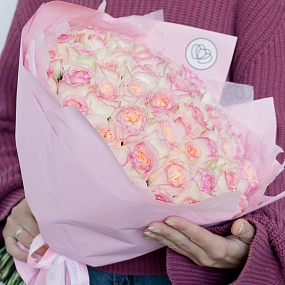 Букет из 51 персиковой пионовидной розы Flash Back 40 см в розовой пленке