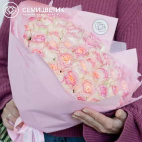 Букет из 51 персиковой пионовидной розы Flash Back 40 см в розовой пленке